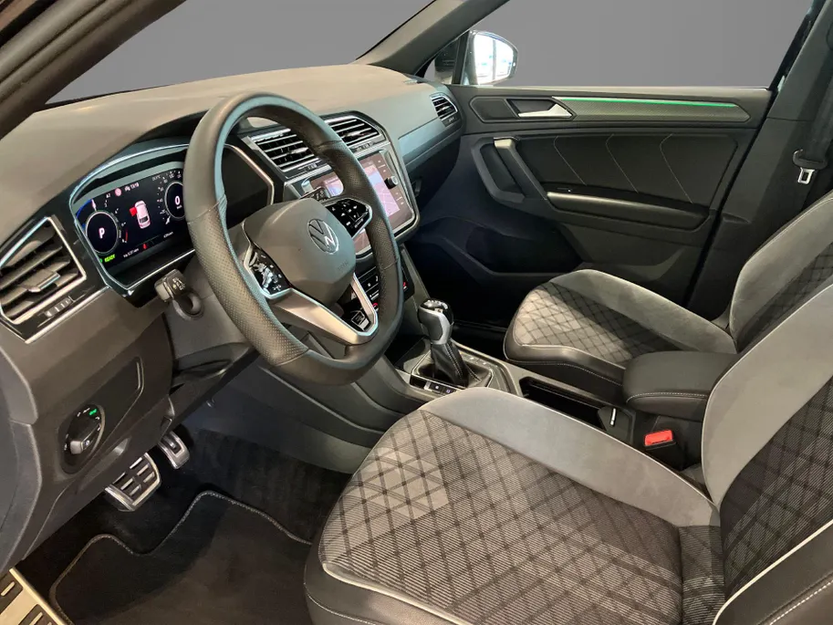 Volkswagen Tiguan 1.4TSIeHybrid 180kW/245PK R-Line Black Style · Dodehoeksensoren ·  Navigatie · Parkeersensoren · Apple/Android Car Play ·