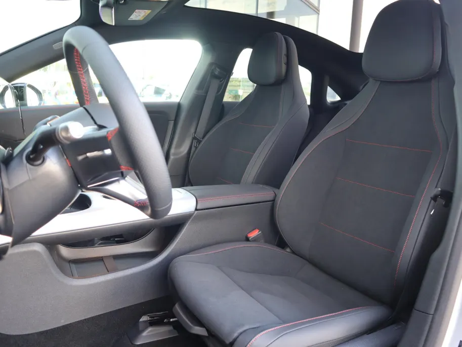 Mercedes-Benz CLA 180 Business Solution AMG l Trekhaak l Panoramadak l stoelverwarming