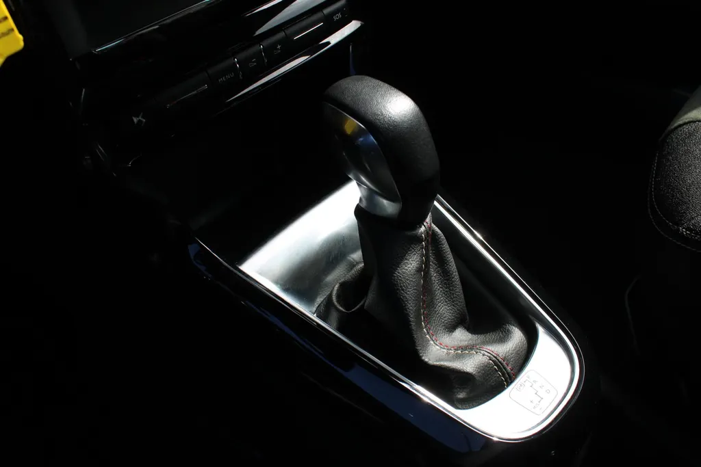 DS DS 3 1.2 PureTech Performance Line | Automaat | Navi | Trekhaak | Clima | 17' LM Velgen | Camera |