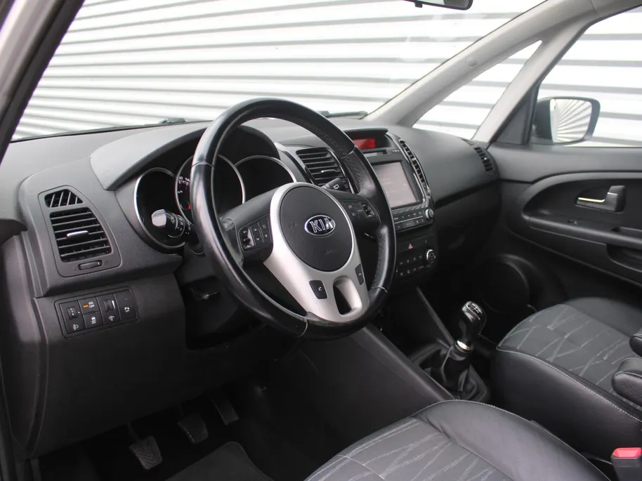 Kia Venga 1.4 CVVT First Edition | 16' LM | Trekhaak | Navi | Airco | Cruise | Camera | PDC | All seasons |