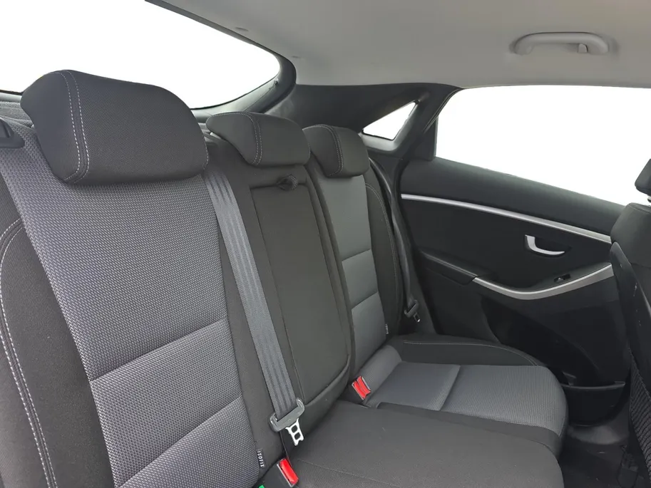 Hyundai i30 1.6 GDI Go! | 1e eigenaar | Volledig onderhouden! | Navigatie | Cruise Control | Achteruitrijcamera | Elektr. ramen | Climate Control | 12 maanden garantie!