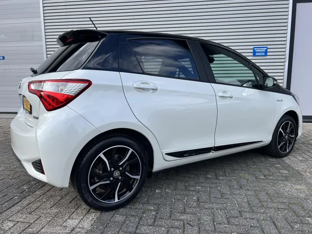 Toyota Yaris 1.5 Hybrid Bi-Tone Automaat | 16' Lichtmetalen Velgen | Climate Control | Elek. Raambediening