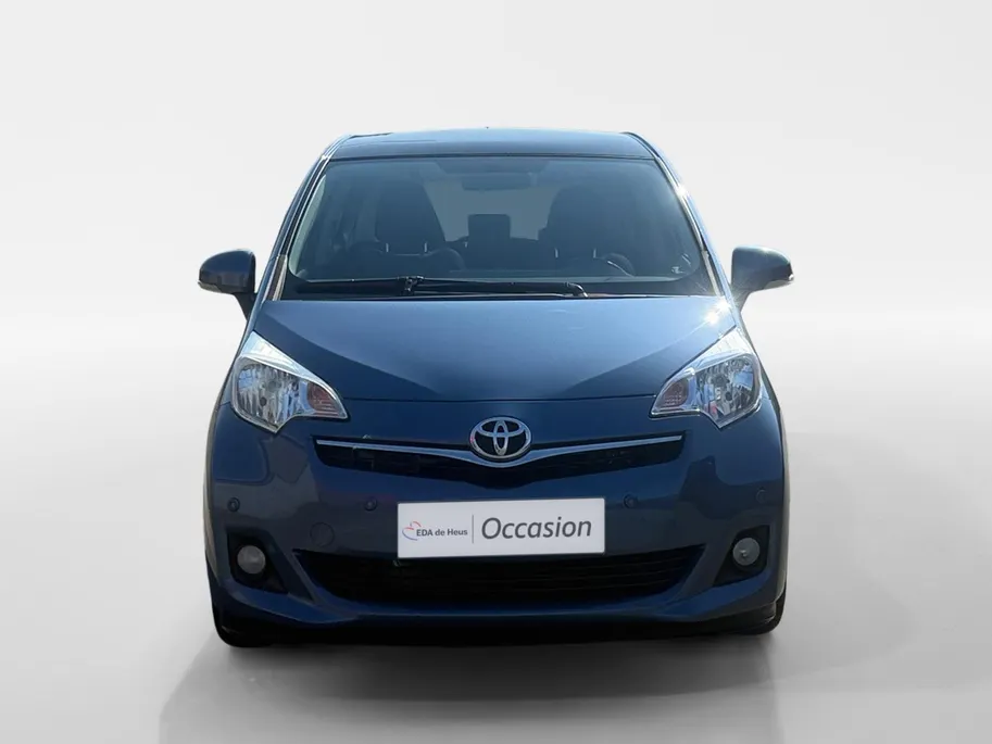 Toyota Verso-S 1.3 VVT-i Dynamic | Achteruitrij Camera | Panorama Dak | Parkeersensoren | Airco | Bluetooth | Hoge Instap | 12 Maanden Bovag Garantie