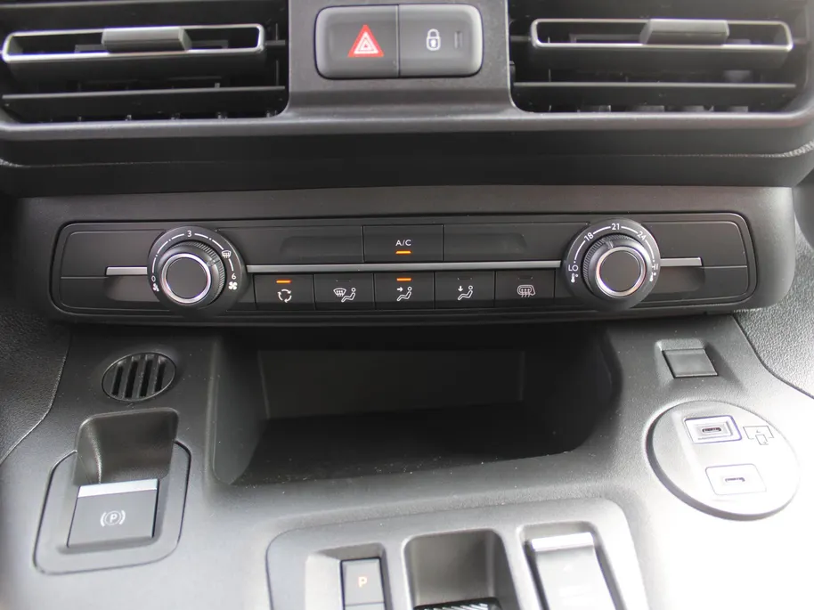 Toyota ProAce CITY 1.5 D-4D L1 Professional | Automaat | 3-zits | Clima | Navi | Camera | Cruise | Dodehoek detectie | Stoel- en stuurverwarming | Digitale binnenspiegel |