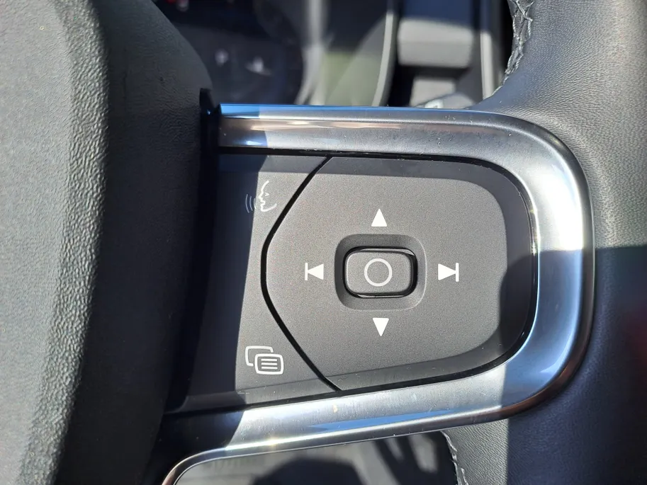 Volvo XC40 2.0 B3 Essential AUTOMAAT | Stuur/stoelverwarming | Adaptieve Cruise | Camera | Sensoren | Dode hoek | Apple Carplay/Android Auto