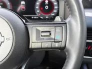 Nissan QASHQAI 1.3 MHEV Xtronic Tekna Plus *Automaat*Navi+360Camera*Winter Pack*Elekt. Stoelen*Lederen bekleding*HUD*Adapt. Cruise Control*Memory stoelen*1ste eigenaar!