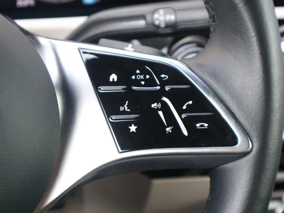 Mercedes-Benz A-Klasse 180 Star Edition Luxury Line l Keyless l Panoramadak l Stoelverwarming