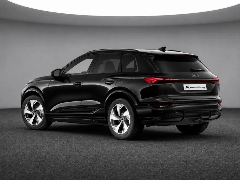 Audi Q6 e-tron S edition 83 kWh 252 PK · Adaptieve luchtvering · Glazen panoramadak · Trekhaak elek. wegklapbaar
