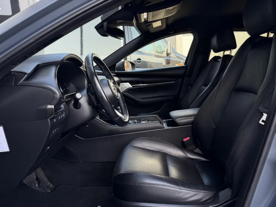 Mazda 3 2.0 e-SkyActiv-G M Hybrid 122 Comfort met Bose | Apple Carplay / Android Auto | Navigatiesysteem | Licht + Regensensor | Elektrisch Verstelbare Bestuurderstoel  | Stoel + Stuurverwarming | Parkeersensoren Voor + Achter | Camera Achter | 18'Lichtmetalen ve