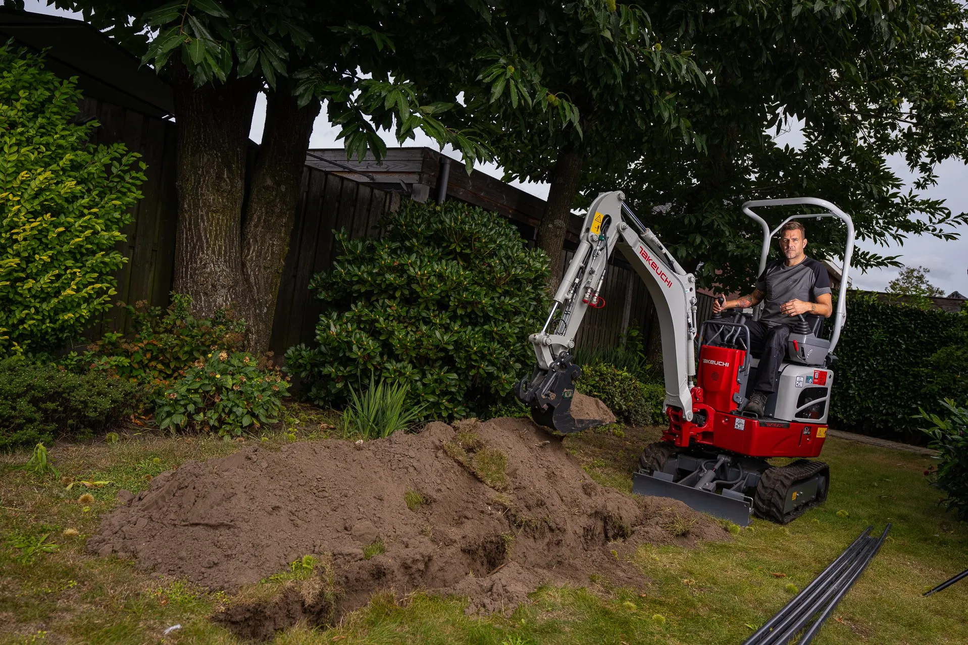 TB210R met graafbak in tuin