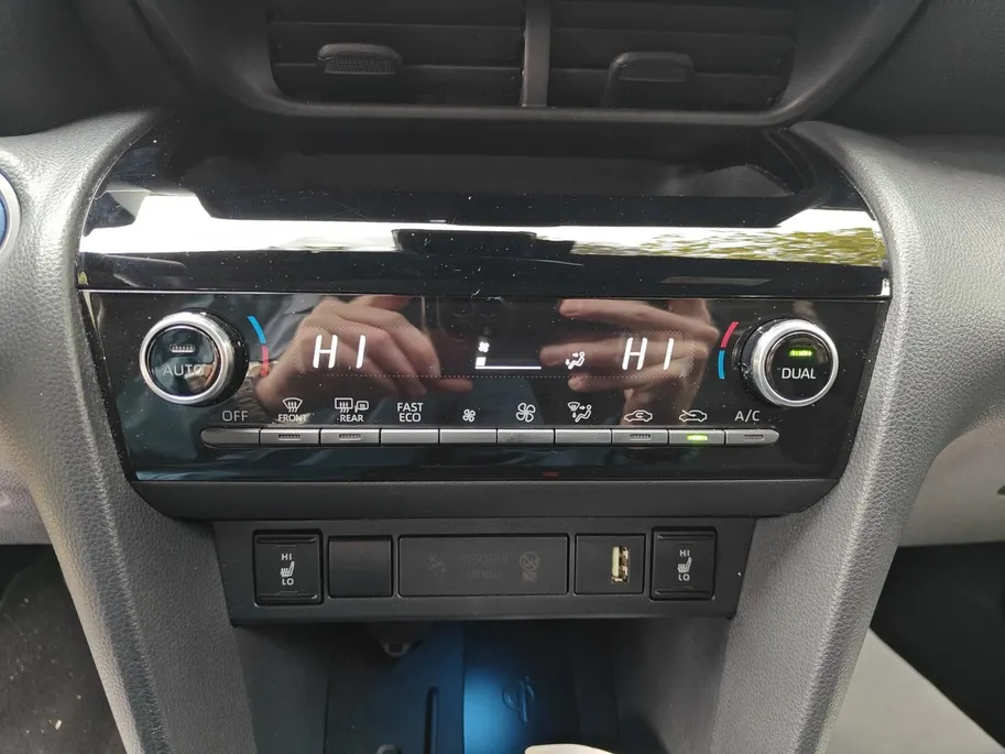 Toyota Yaris Cross 1.5 Hybrid Launch Edition | Slechts 12.000 km! | JBL Audio | Head-Up Display | Adaptieve Cruise Control | Camera | Keyless Entry | Stoel- & Stuurverwarming