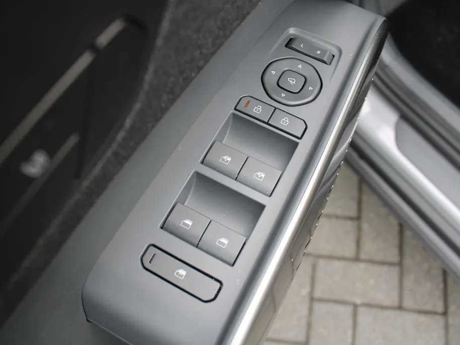 Kia EV2 Plus 42.2 kWh | Dodehoek detectie | Clima | 18'' LM Velgen | Stuur-/stoelverwarming | All seasons | Camera | Keyless | Telefoonlader | Navi |