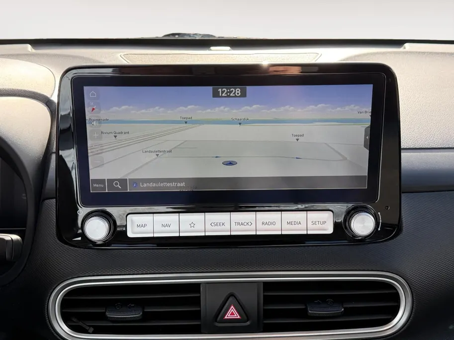 Hyundai Kona EV Fashion 64 kWh 204PK | Warmtepomp | SOH 100 % | Navigatie | Apple Carplay & Android Auto | Adaptive cruise control | Climate control | Head-up display | Parkeersensoren achter | Trekhaak |
