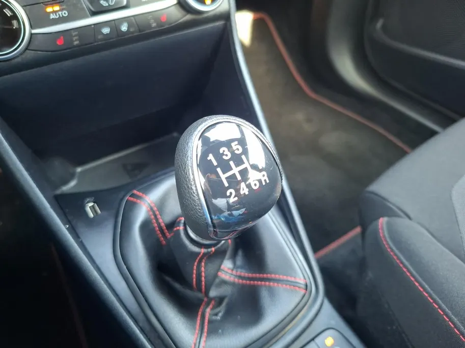 Ford Fiesta 1.0 EcoBoost Hybrid ST-Line 125PK | Winter Pack | Keyless Entry | Privacy Glass | Climate Control | Apple Carplay/ Android Auto | Parkeersensoren
