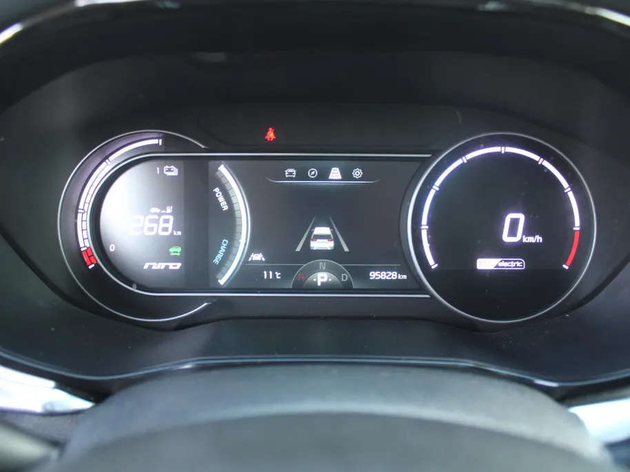 Kia e-Niro ExecutiveLine 64 kWh | Trekhaak | Stuur-/stoelverwarming + ventilatie | Leer | 17' LM | Cruise adapt. | Dodehoek detectie | LED | JBL audio |