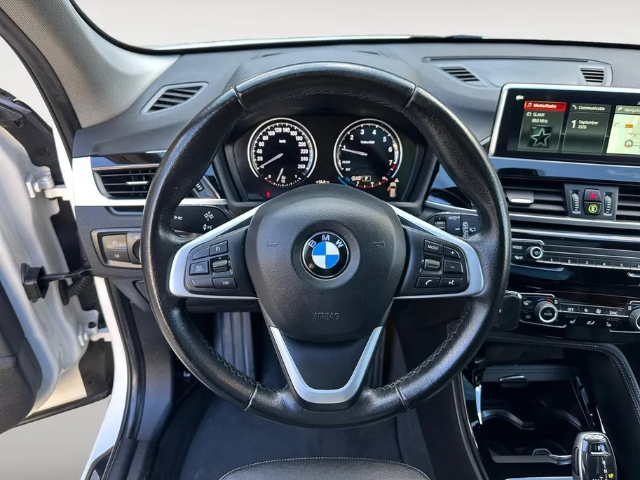 BMW X1 sDrive18i High Executive | Automaat | Head-Up Display | Automatische Achterklep | Panorama Dak | Stoelverwarming | Volledig Lederen Bekleding | Dealer Onderhouden | Camera | 12 Maanden BOVAG Garantie