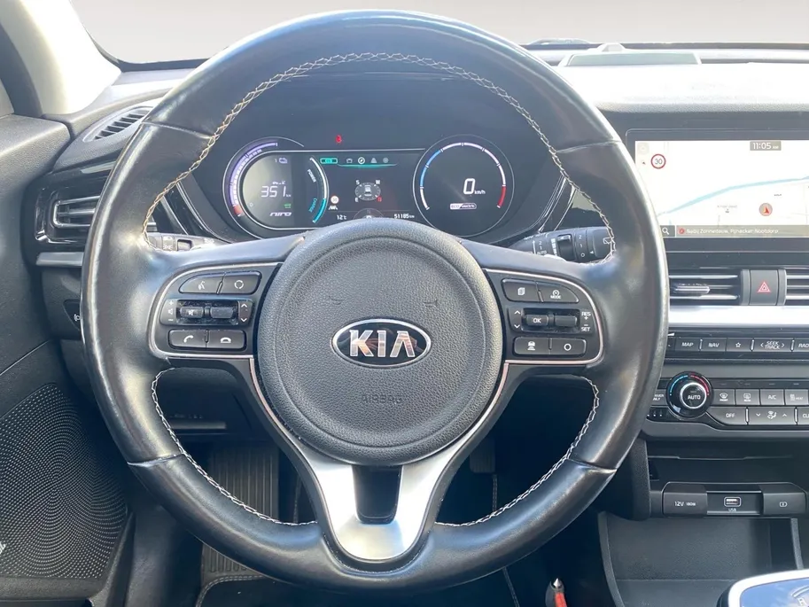 Kia e-Niro ExecutiveLine 64 kWh | Climate control | Leder | Stoel + stuurverwarming en ventilatie | Schuif/kanteldak | Navigatie | 17 inch LM-velgen | Keyless | SOH 97% |