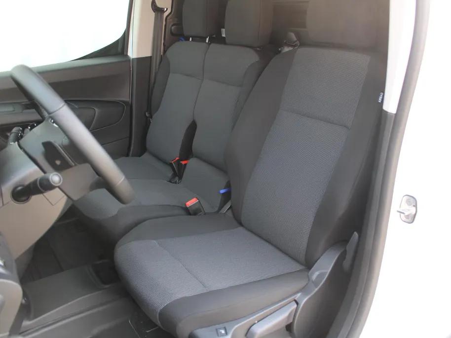 Toyota ProAce CITY 1.5 D-4D L1 Professional | Automaat | 3-zits | Clima | Navi | Camera | Cruise | Dodehoek detectie | Stoel- en stuurverwarming | Digitale binnenspiegel |