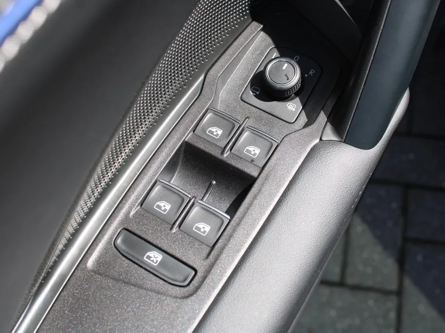 Volkswagen Tiguan 1.5 eHybrid R-Line Edition | Elek. trekhaak | Schuifdak | Stuur-/stoelverwarming + massage | Camera | 20' LM | HUD | LED | Dodehoek detectie | Nieuwstaat | BTW auto |