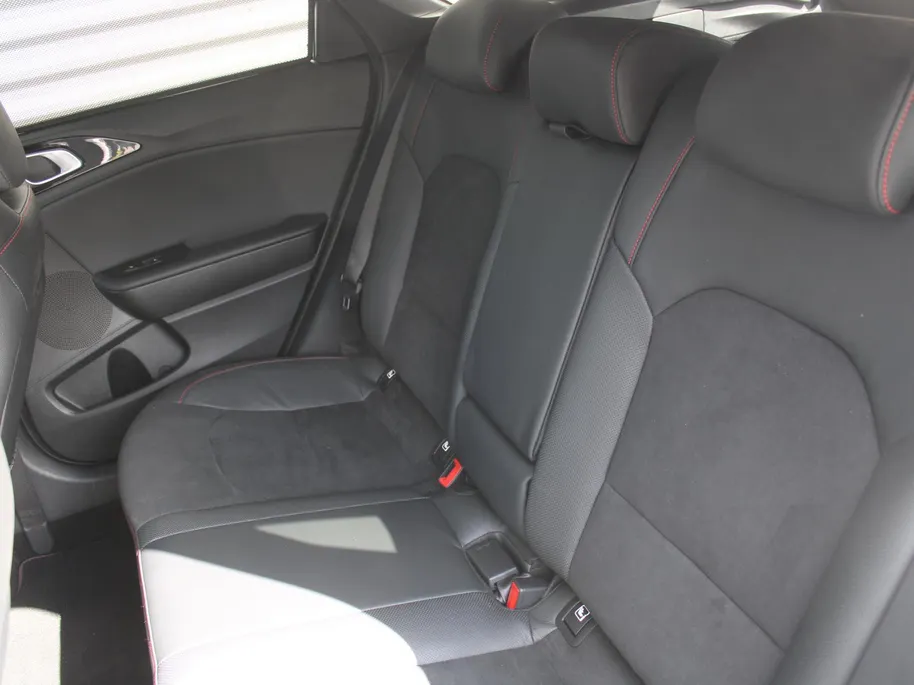 Kia ProCeed 1.6 T-GDI GT | 204PK! | Stuur-/stoelverwarming | Schuifdak | Camera | Stoelgeheugen | LED | Dodehoek detectie | Zeer nette auto | 1e eigenaar |