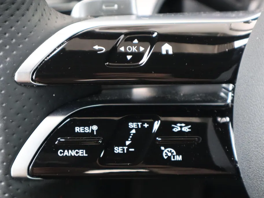 Mercedes-Benz CLA 180 Business Solution AMG l Trekhaak l Panoramadak l stoelverwarming