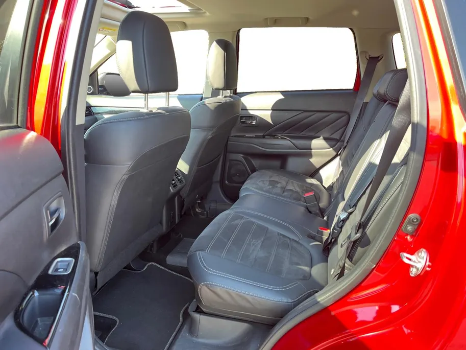 Mitsubishi Outlander 2.4 PHEV autom. Intense+ NL Auto | Pano dak | Trekhaak | LED | Alcantara | Blind Spot | Stoel-/stuurverwarming | etc.