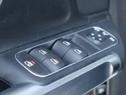 Mercedes-Benz EQB 250 Business Line 67 kWh l Panoramadak l Stoelverwarming l Achteruitrij camera