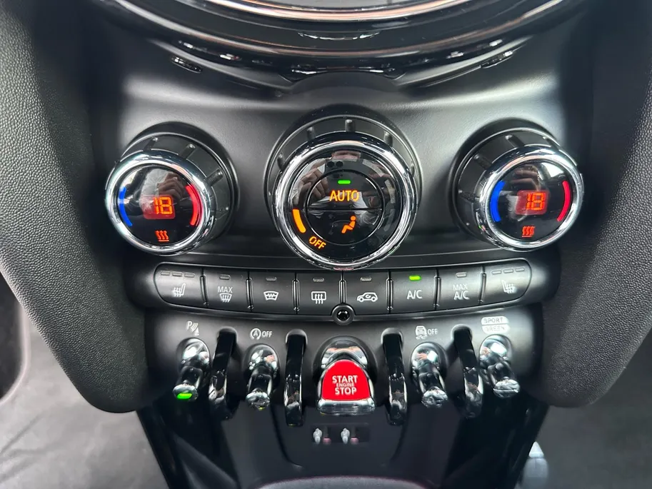 MINI 3-Deurs 1.5 Cooper | Automaat | John Cooper Works | Navigatie | Parkeersensoren | Stoelverwarming | Cruise & Climate Control | Dealer Onderhouden | 12 Maanden BOVAG Garantie