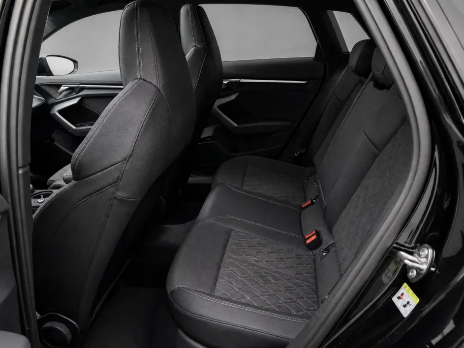 Audi A3 Sportback 45 TFSI e S edition Competition Panoramadak · SONOS Sound System · 19'' lichtmetalen velgen · Sportstoelen alcantara · MEGA Sale