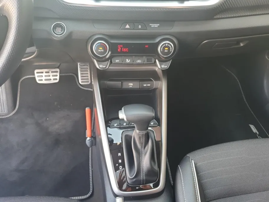 Kia Stonic 1.0 T-GDi MHEV GT-PlusLine | Stoel en stuurverwarming | Schuifdak | Dodehoek detectie | Climate control | Cruise control | Camera | Navigatie | Parkeersensoren voor en achter |