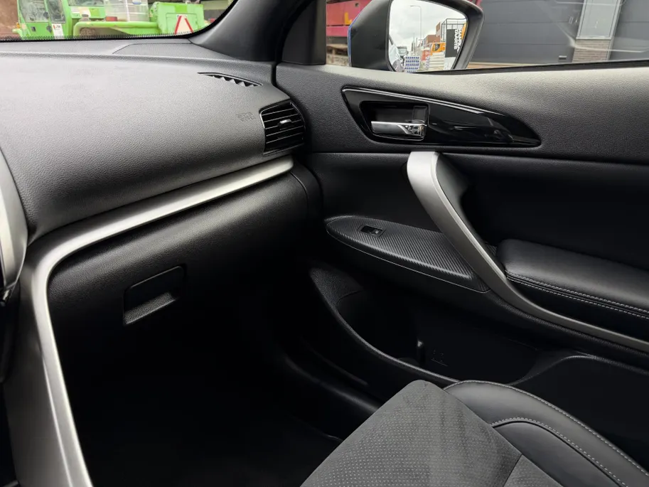 Mitsubishi Eclipse Cross 2.4 PHEV Intense+ | Stoel- en stuurverwarming | Elektrisch verstelbare stoelen | Trekhaak | Achteruitrijcamera | Parkeersensoren voor- en achter | Navi | Climate Control