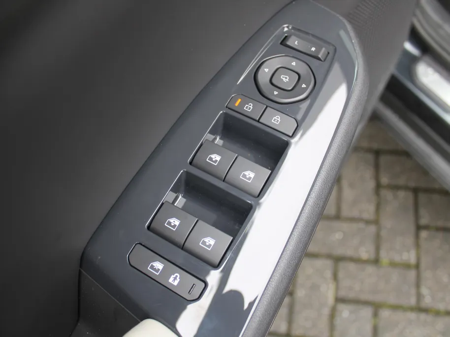 Kia EV5 GT-PlusLine 81.4 kWh | Schuifdak | Stuur-/stoelverwarming + ventilatie | Warmtepomp | 360 Camera | Elek. stoelverst. | Leer | HUD | LED | 19" LM |