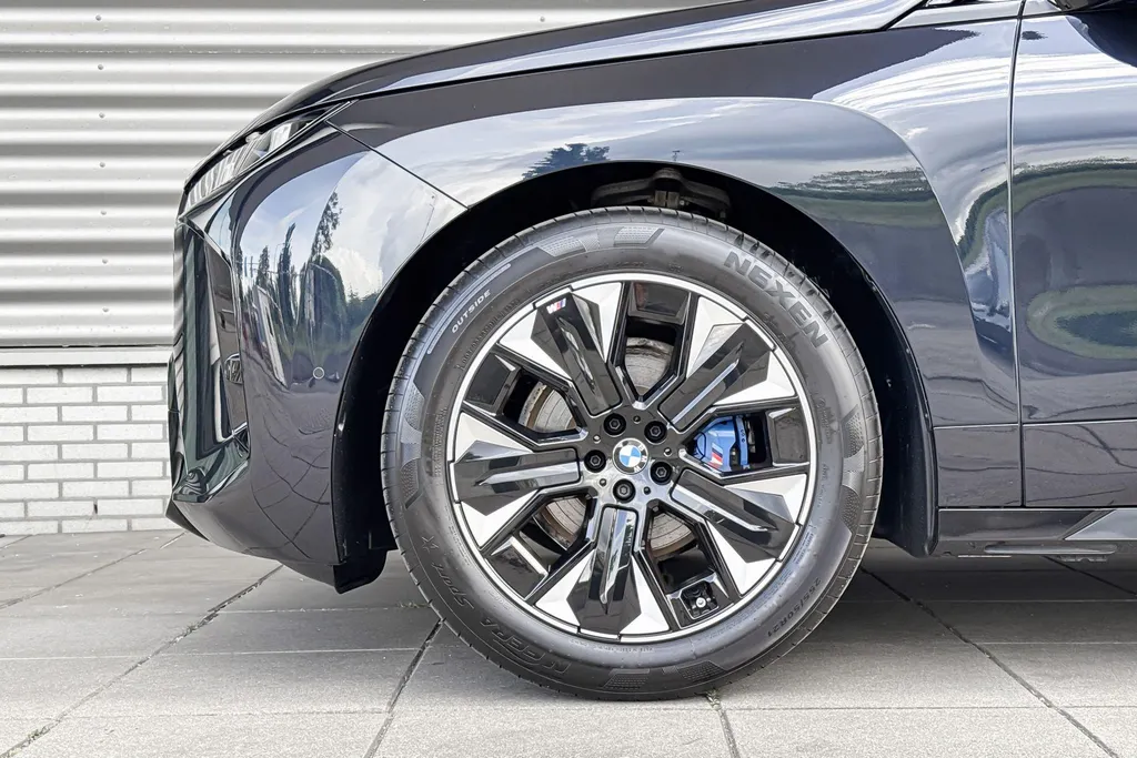 BMW iX xDrive45 101 kWh