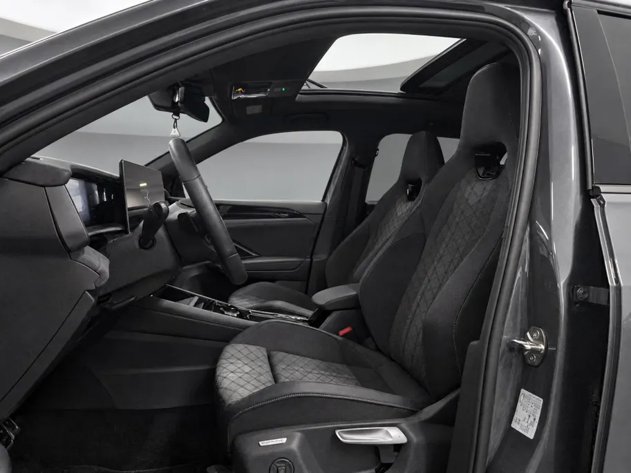 Volkswagen Tayron 1.5 272pk DSG eHybrid R-Line Edition · Panoramadak · 360 Camera · Wegklapbare Trekhaak · Dodehoek Detectie · 20'' Inch · Garantie t/m 16-04-2030 of 100.000km