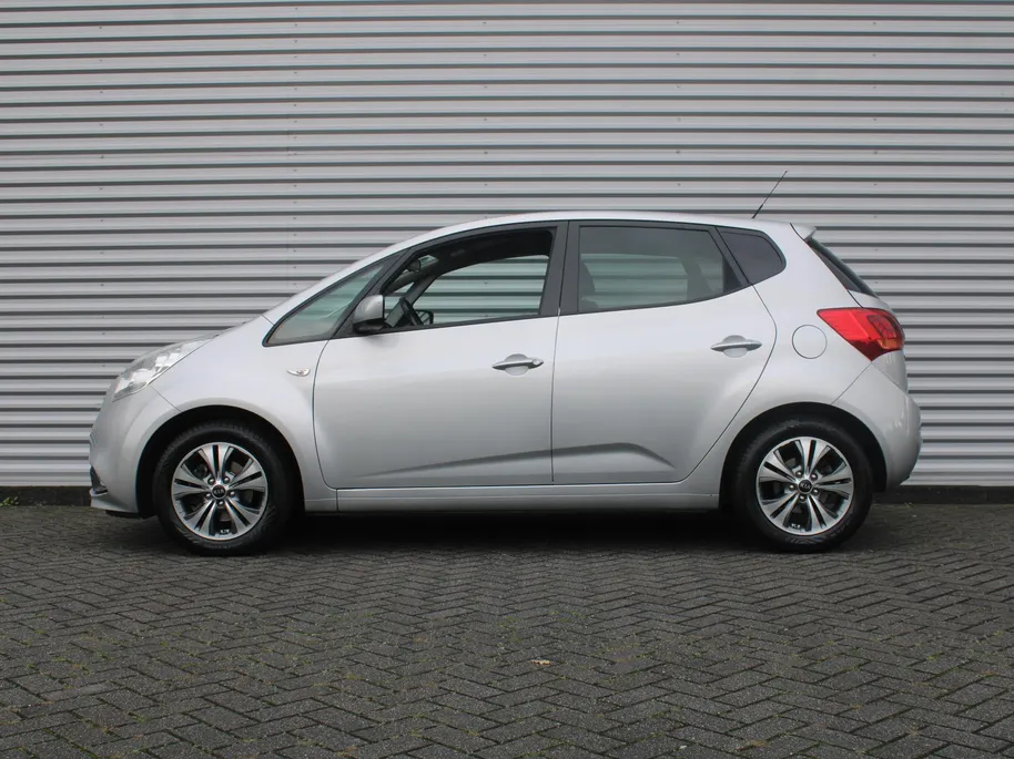 Kia Venga 1.4 CVVT First Edition | 16' LM | Trekhaak | Navi | Airco | Cruise | Camera | PDC | All seasons |