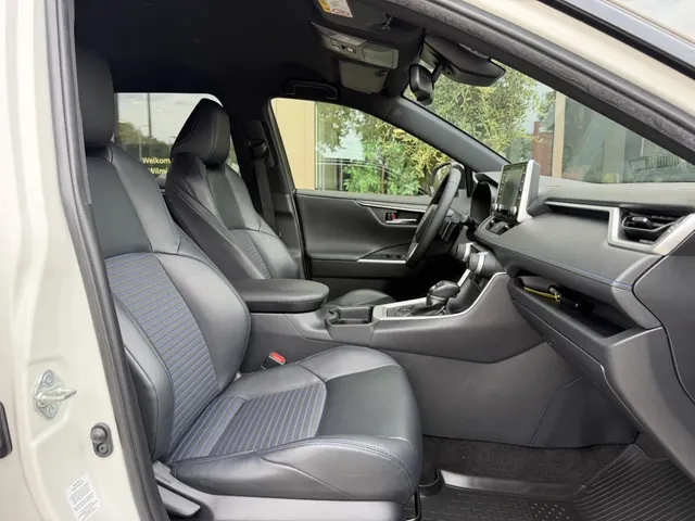Toyota RAV4 2.5 Hybrid Bi-Tone | Stoel & stuurverwarming | Keyless