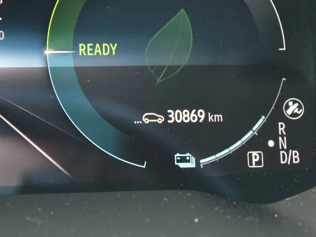 Renault Captur 1.6 E-Tech full hybrid 145 PK iconic | Lederen bekleding en stoel elektrisch bedienbaar | 360 camera | Stoelverwarming voor |