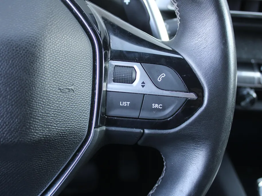 Peugeot 3008 1.6 e-THP Allure | Trekhaak | Navi | Elektr. achterklep | Camera | Apple Carplay/Android Auto | Cruise | 18' LM | All seasons |