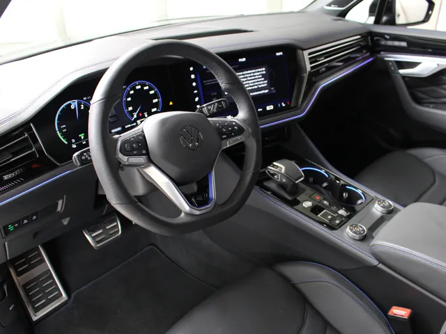 Volkswagen Touareg 3.0 TSi R 4-Motion 462 PK | Panoramadak | Head-Up display | Climate Seats | Keyless | Dynaudio |  Matrix Led