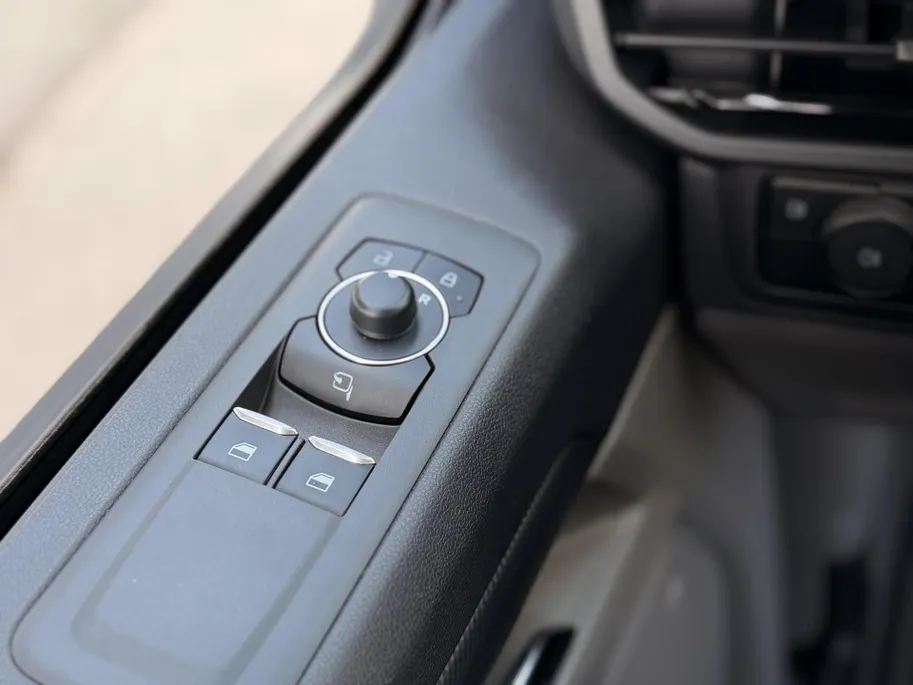 Ford Transit Custom 320 2.5 PHEV L2H1 Sport SHOWROOM VOORDEEL € 2000 I DRIVER ASSIST PACK PREMIUM I INKLAPBARE TREKHAAK I WINTER PACK I 19 INCH VELGEN I AGM ACCU I