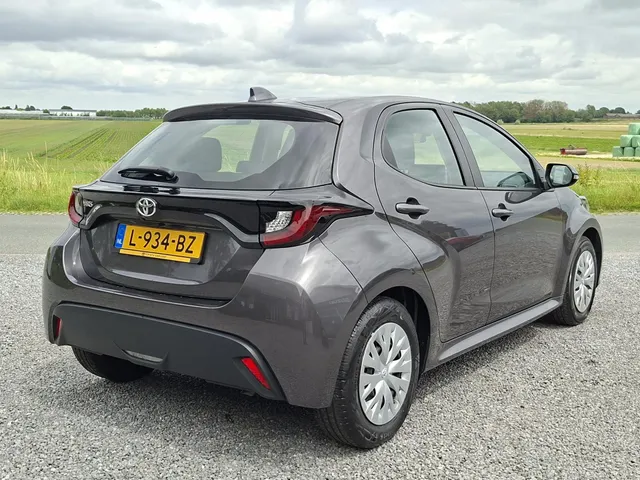 Toyota Yaris 1.0 VVT-i Active NAVI | CRUISE | CAMERA | NL-auto | rijklaarprijs !!
