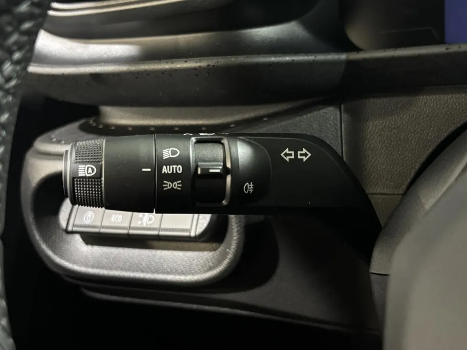 Renault Twingo Urban Range Techno 27.5 kWh Automaat | Demo - Beschikbaar per 01-10-2026 | Armsteun | Camera | Parkeersensoren | Climate Control | Full LED | Adaptive Cruise Control | Navigatie | 18' Lichtmetalen Velgen |