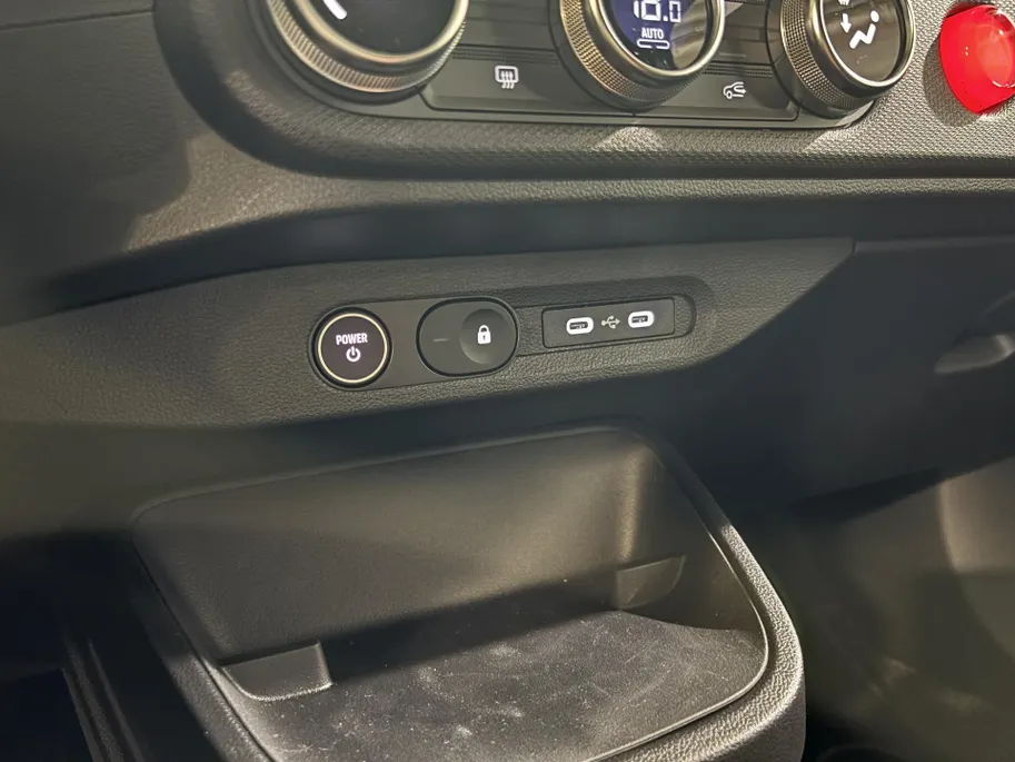 Renault Twingo Urban Range Techno 27.5 kWh Automaat | Demo - Beschikbaar per 01-10-2026 | Armsteun | Camera | Parkeersensoren | Climate Control | Full LED | Adaptive Cruise Control | Navigatie | 18' Lichtmetalen Velgen |