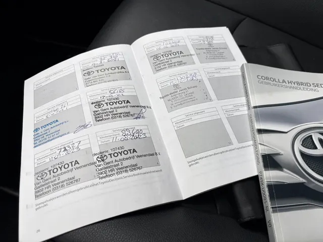 Toyota Corolla 1.8 Hybrid Executive | Leer | All Seasons