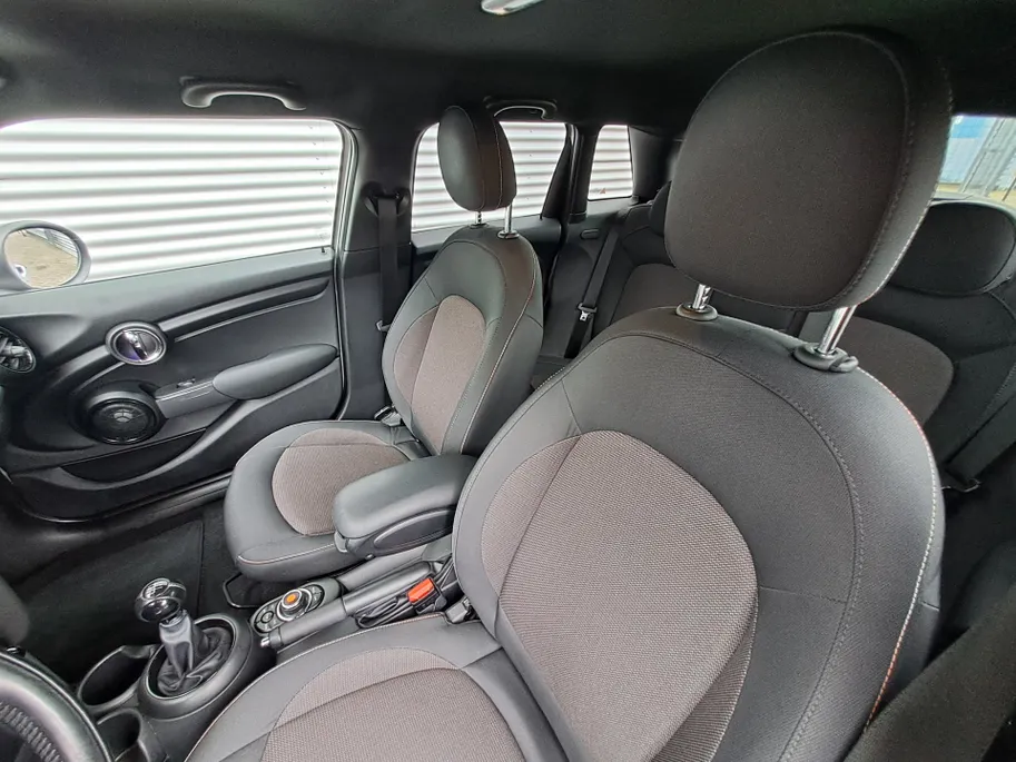 MINI Cooper Mini 1.5 Business Edition | Navigatie | Harman Kardon | Climate | Sensoren | Cruise | Draadloze telefoonlader | Apple Carplay/Android Auto | Keyless entry