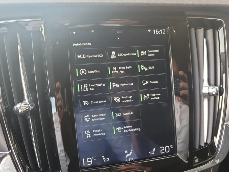 Volvo V90 2.0 T4 Momentum | Stoel en stuurverwarming | Elektrisch bedienbare voorstoelen | Camera | Lederen bekleding | Navigatie | Parkeersensoren voor en achter | Elektrische achterklep |