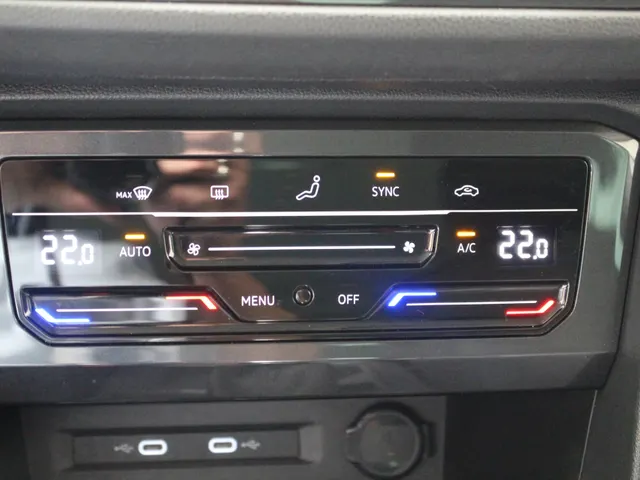 Volkswagen Tiguan 1.5 TSI Life Navigatie | Trekhaak | Parkeercamera | All Season Banden