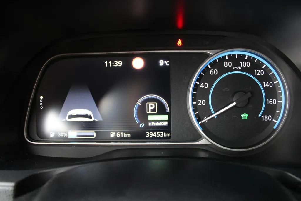 Nissan Leaf Tekna 40 kWh | Trekhaak | Stuur-/stoelverwarming | 360 Camera | LED | Dodehoek detectie | Cruise adapt. | 17' LM | Half leer/stof | Navi |