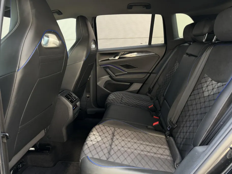 Volkswagen Tiguan 1.5 eTSI R-Line Business | Elektrisch wegklapbare trekhaak | Stoelmassage | Elektrisch bedienbare achterklep | Achteruitrijcamera | Parkeersensoren voor- en achter | Navi | Adaptive cruise control | Sportstoelen