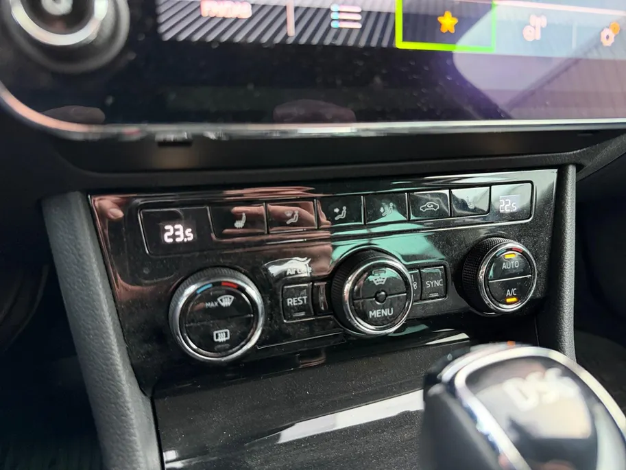 Škoda Superb Combi 1.4 TSI iV Laurin & Klement | Geheugenfunctie berijdersstoel | Climate | Achteruitrijcamera | Parkeersensoren | Navigatie |